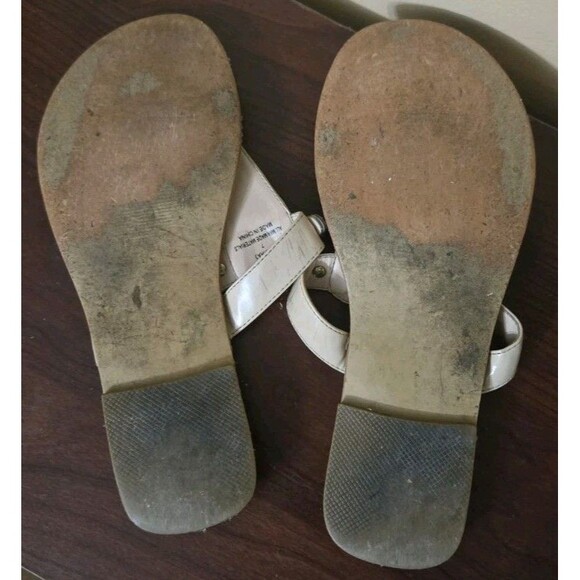 Guess T-Strap Thong Sandals Flip Flops Flats Beige Cream Tan Logos Womens Size 7 - Picture 9 of 10